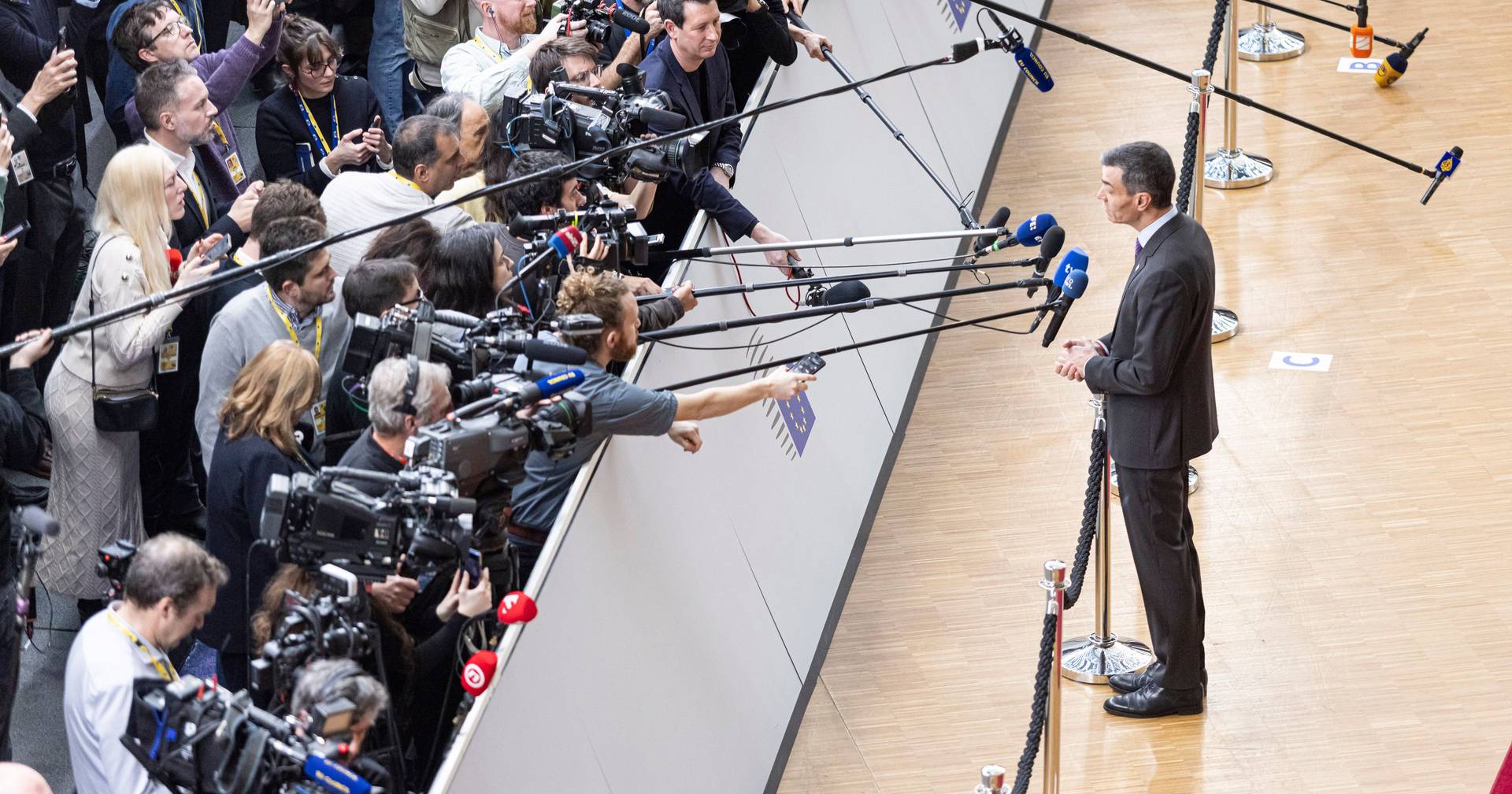 Está em curso o cerco a Pedro Sánchez para “recuperar a essência” do PSOE