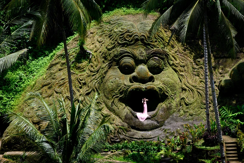 Turista num templo em Ubud, Bali