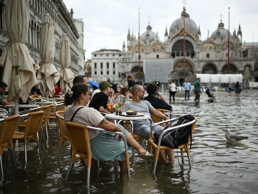 Visitantes em esplanadas na praça de São Marcos durante a 