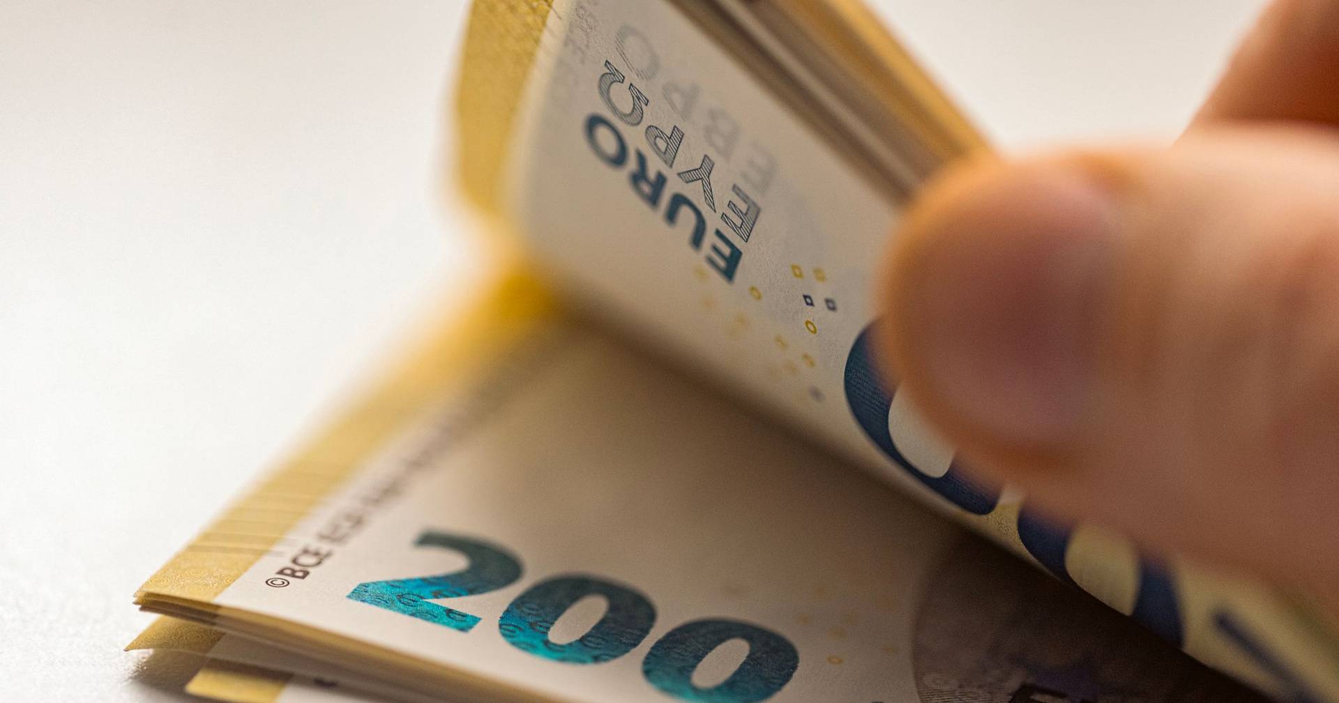 Multinacional francesa suspeita que executivo português desviou dois milhões de euros e se apoderou de 17 carros de luxo