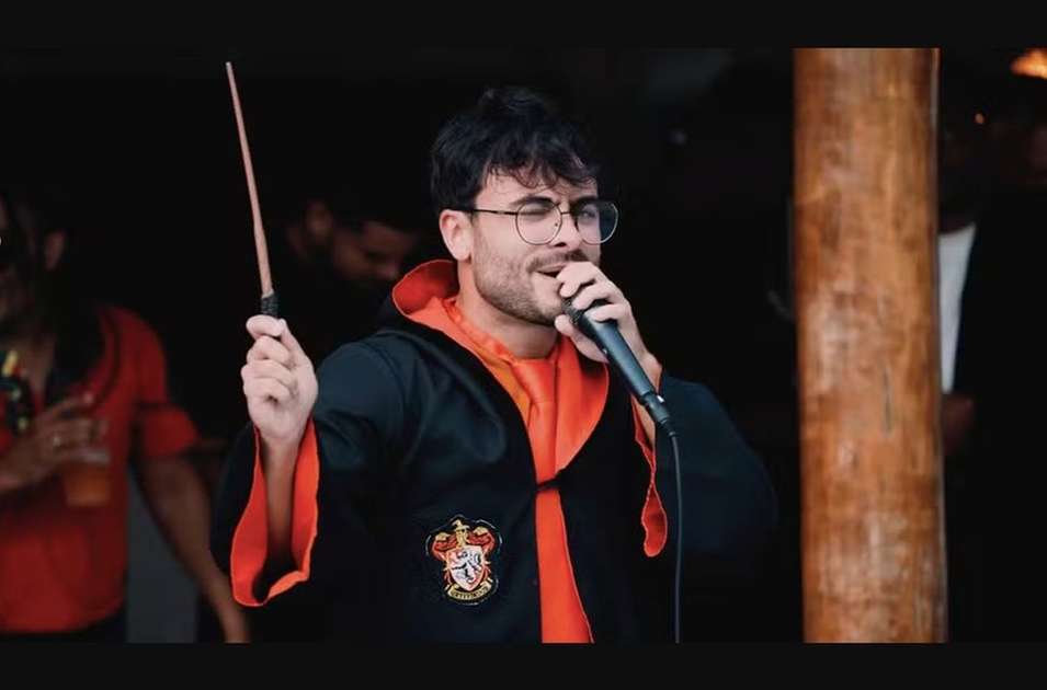 Cantor sósia de Harry Potter muda nome após notificação da Warner - Zoeira