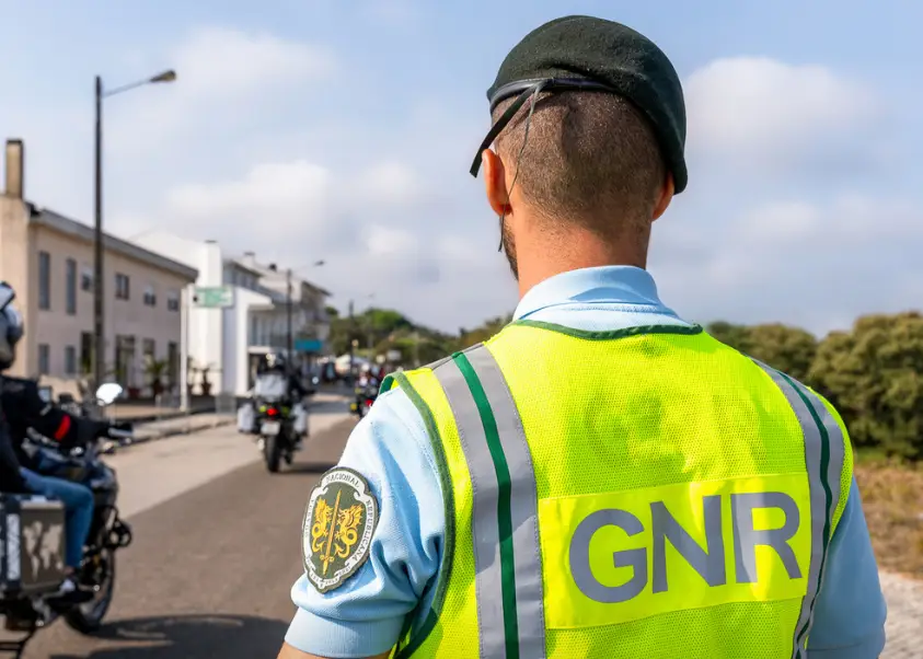 Homem dispara contra militares da GNR e é atingido a tiro na Charneca da Caparica