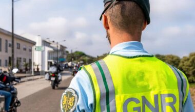 Homem dispara contra militares da GNR e é atingido a tiro na Charneca da Caparica