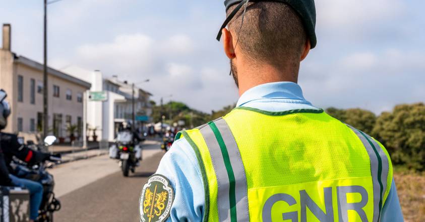 Homem dispara contra militares da GNR e é atingido a tiro na Charneca da Caparica