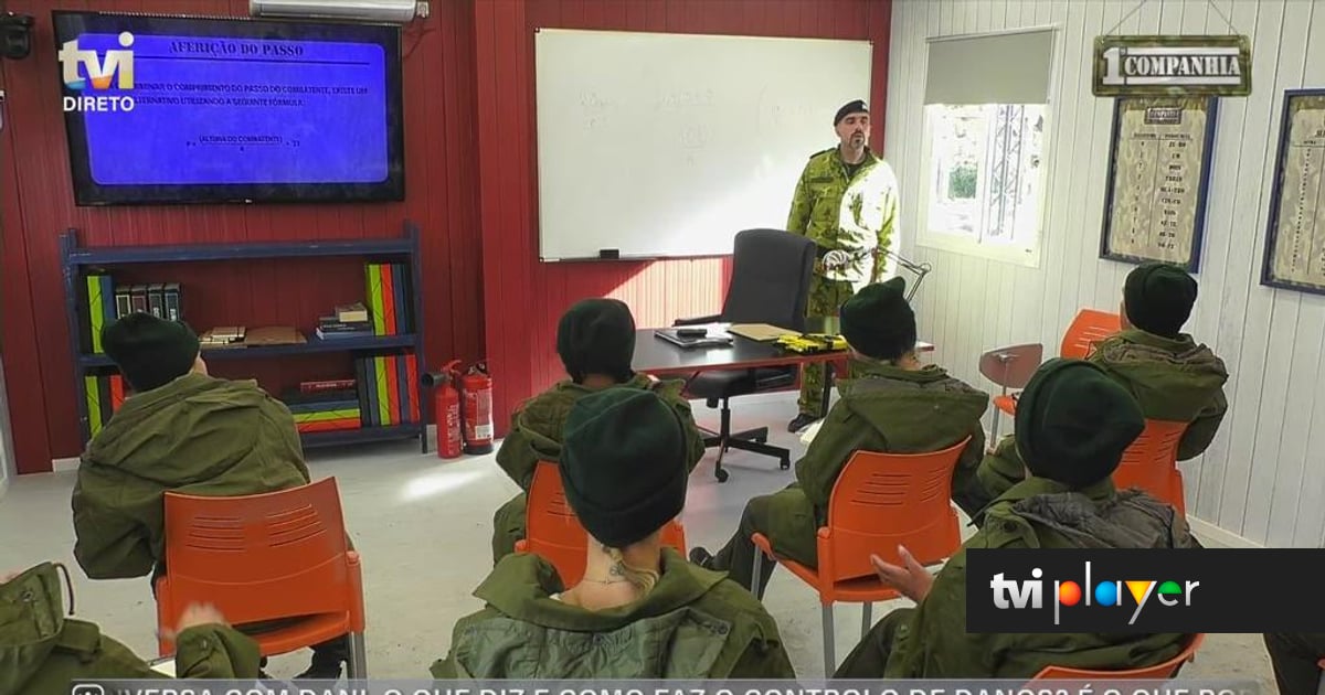 Recrutas falham contas simples e Instrutor perde a paciência. Aula termina em flexões e constrangimento