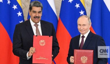 Putin ainda não reagiu à mais recente diplomacia de guerra dos EUA. Talvez porque também pode beneficiar dela