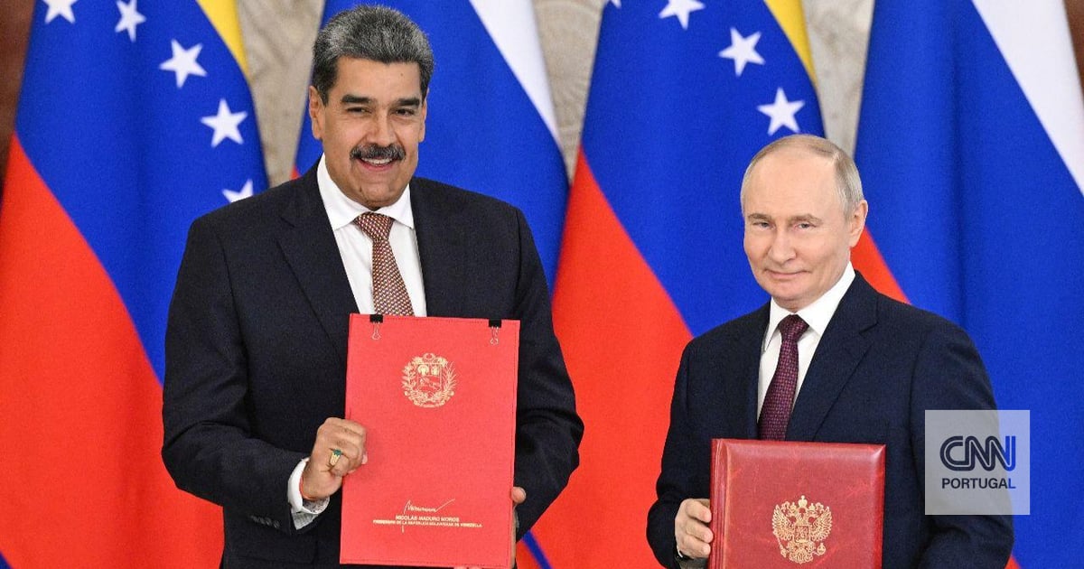Putin ainda não reagiu à mais recente diplomacia de guerra dos EUA. Talvez porque também pode beneficiar dela