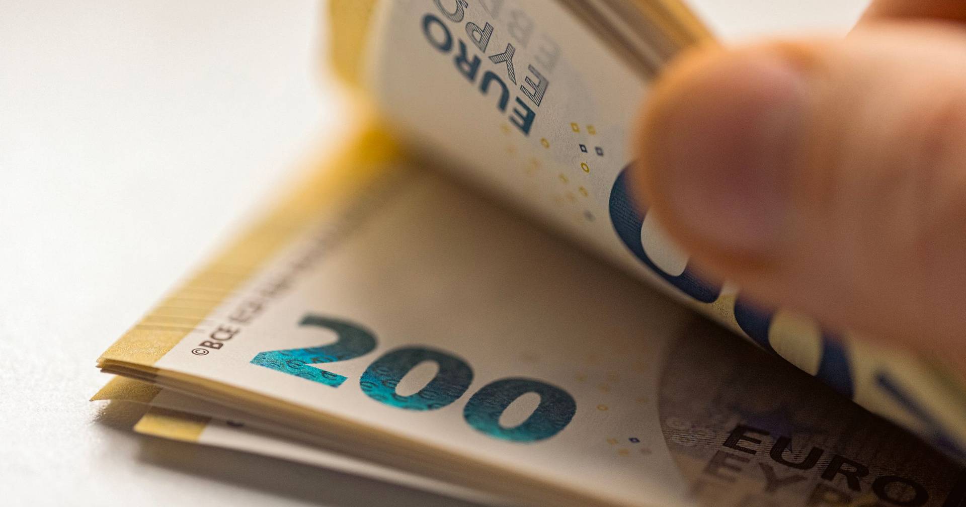 Multinacional francesa suspeita que executivo português desviou dois milhões de euros e se apoderou de 17 carros de luxo