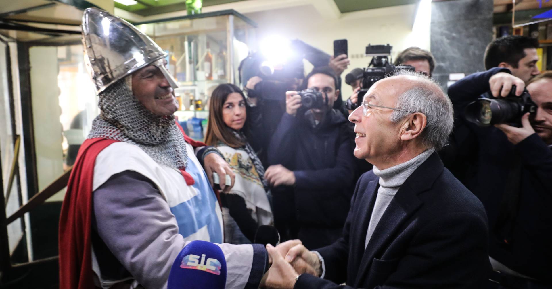 Sirenes disparam no PSD e no Governo: deputados e autarcas chamados a apoiar Mendes