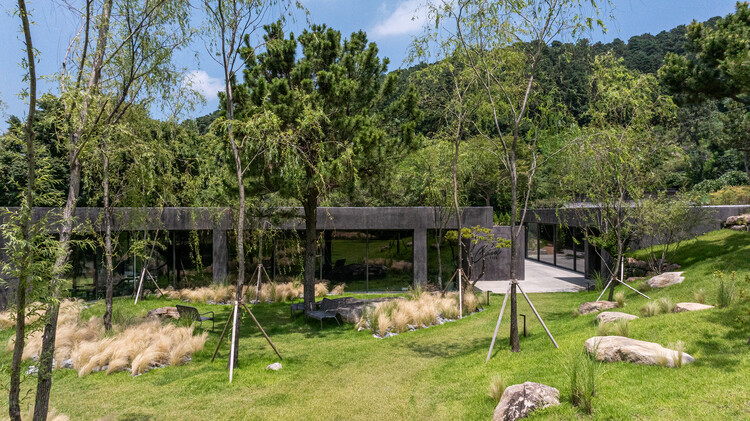 Restaurante Charcoal Haus / moc architects - Imagem 2 de 13