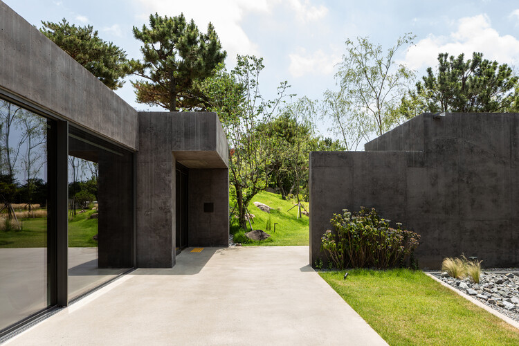 Restaurante Charcoal Haus / moc architects - Fotografia de Exterior, Concreto, Jardim
