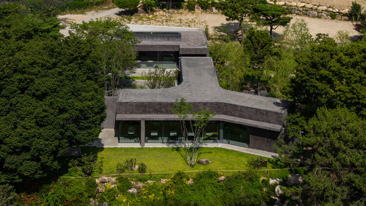 Restaurante Charcoal Haus / moc architects - Fotografia de Exterior, Jardim, Aido