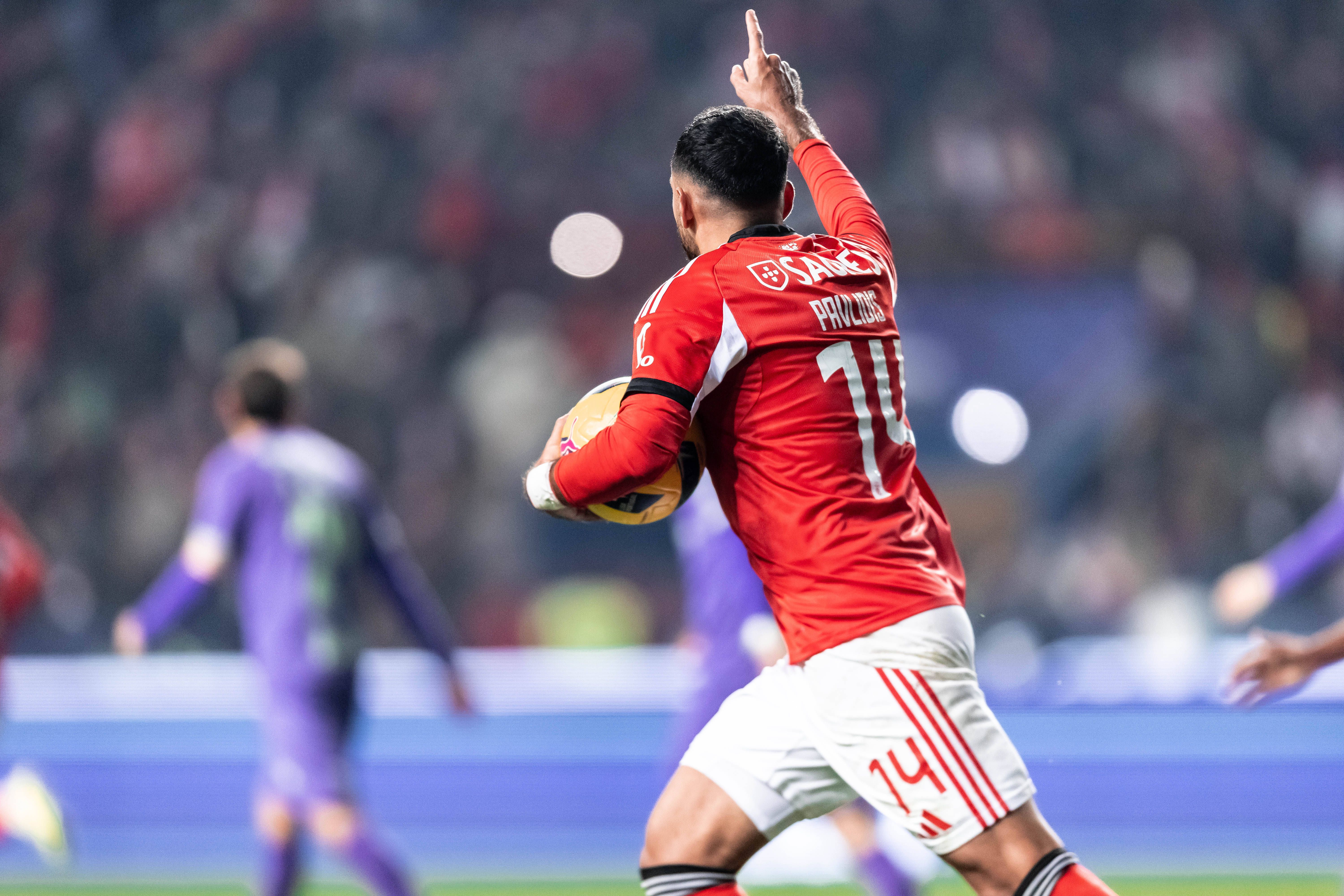 Pavlidis reduziu para o Benfica de penálti