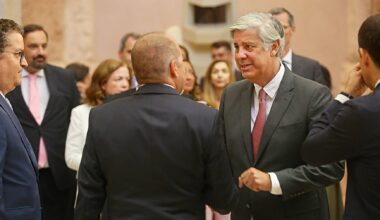 Na corrida ao BCE, Centeno conseguiu um apoio lacónico de Miranda Sarmento, e enfrenta agora cinco concorrentes