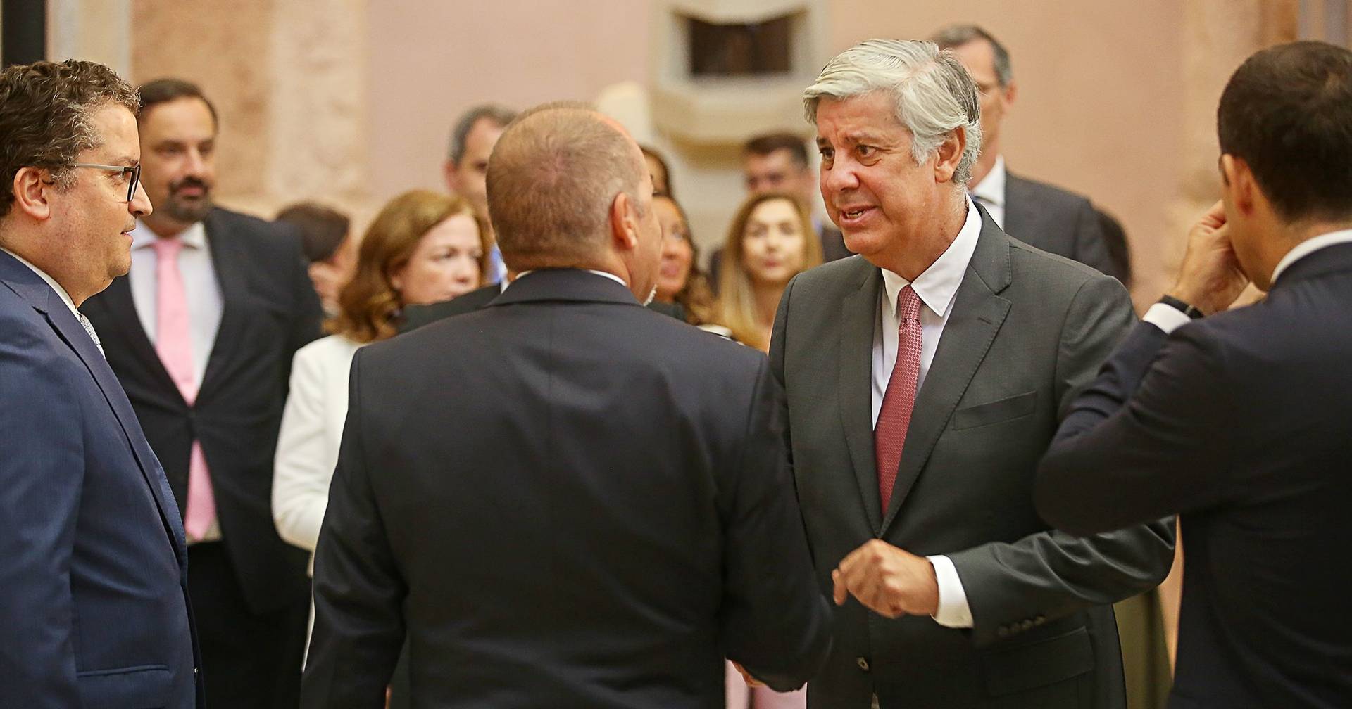 Na corrida ao BCE, Centeno conseguiu um apoio lacónico de Miranda Sarmento, e enfrenta agora cinco concorrentes