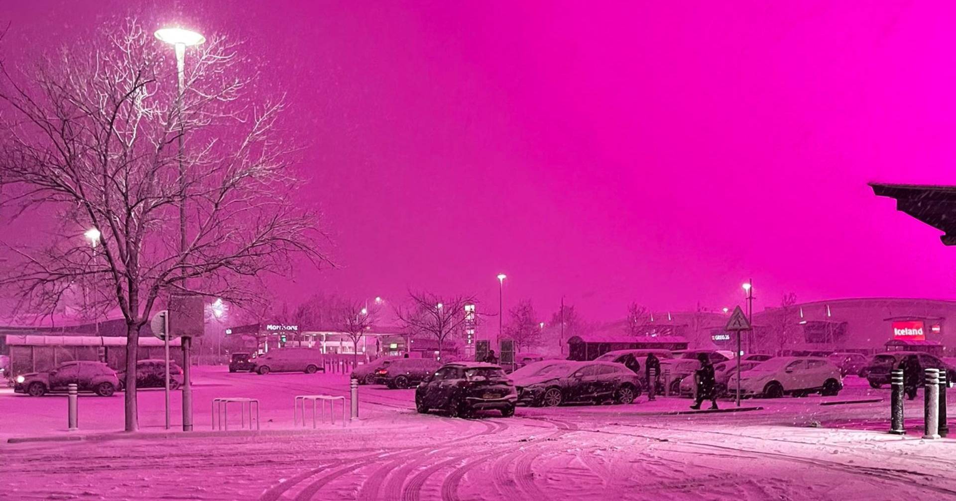 Fenómeno invulgar pinta o céu de rosa em Birmingham e há uma explicação (que pode não ser a esperada)