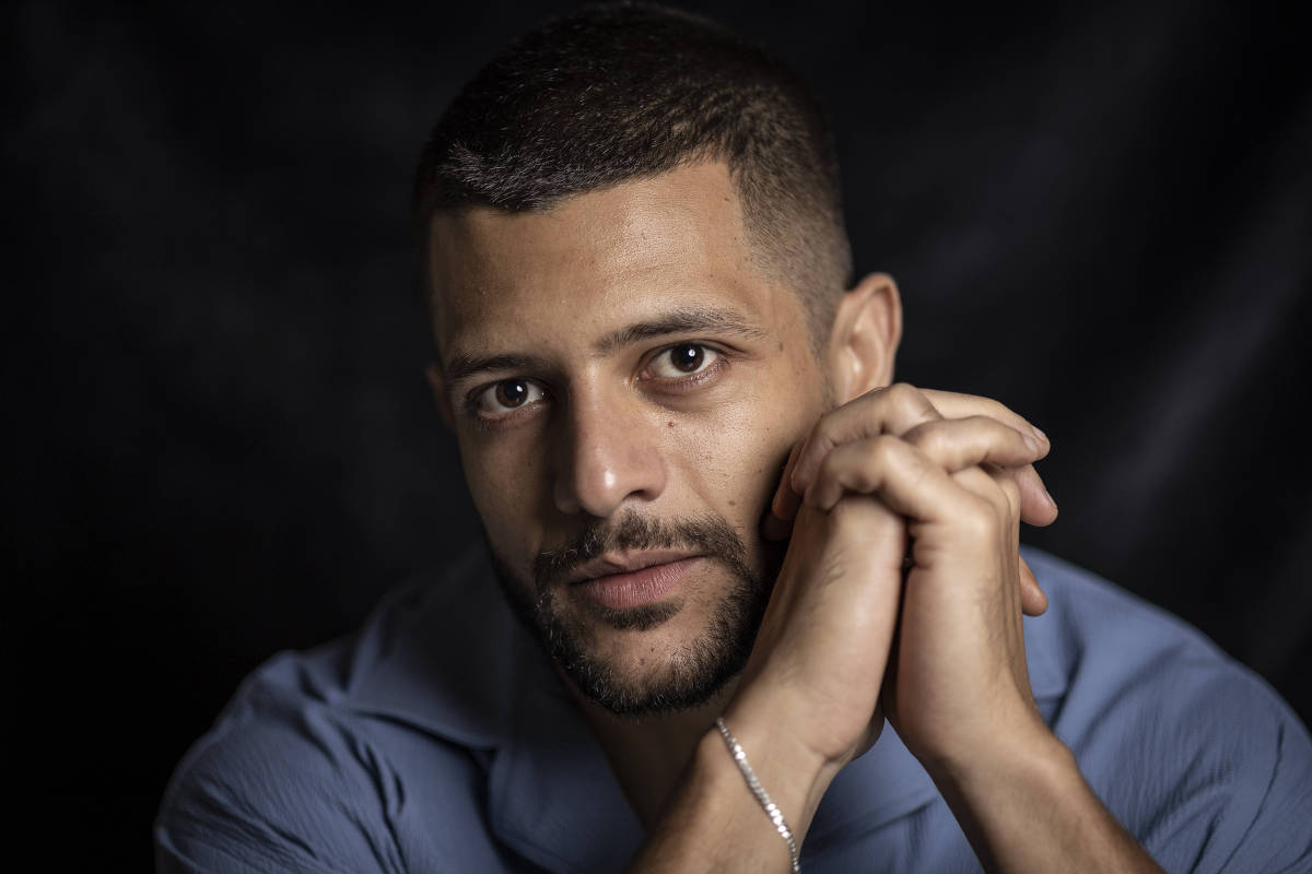 "Se dissesse que sou hétero, já teria feito uma novela", diz ator de Cravinhos, de "Tremembé"