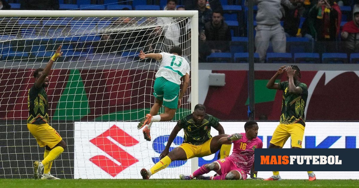 VÍDEO: erro do guarda-redes do Mali deixa Senegal nas meias-finais da CAN