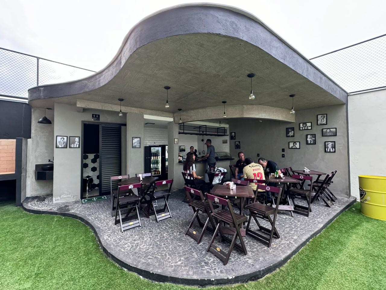 Área externa do bar de Daniel de Oliveira em BH — Foto: Divulgação