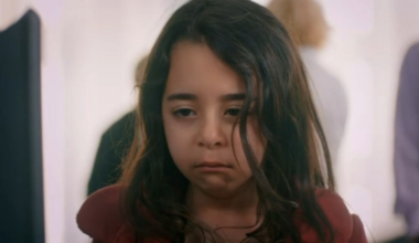 Em Mãe, trancada e sob pressão, Melek enfrenta a dureza da vida para proteger o irmão – Record