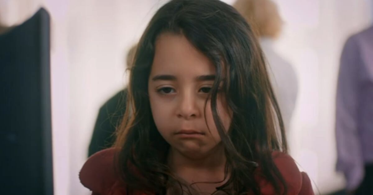 Em Mãe, trancada e sob pressão, Melek enfrenta a dureza da vida para proteger o irmão – Record