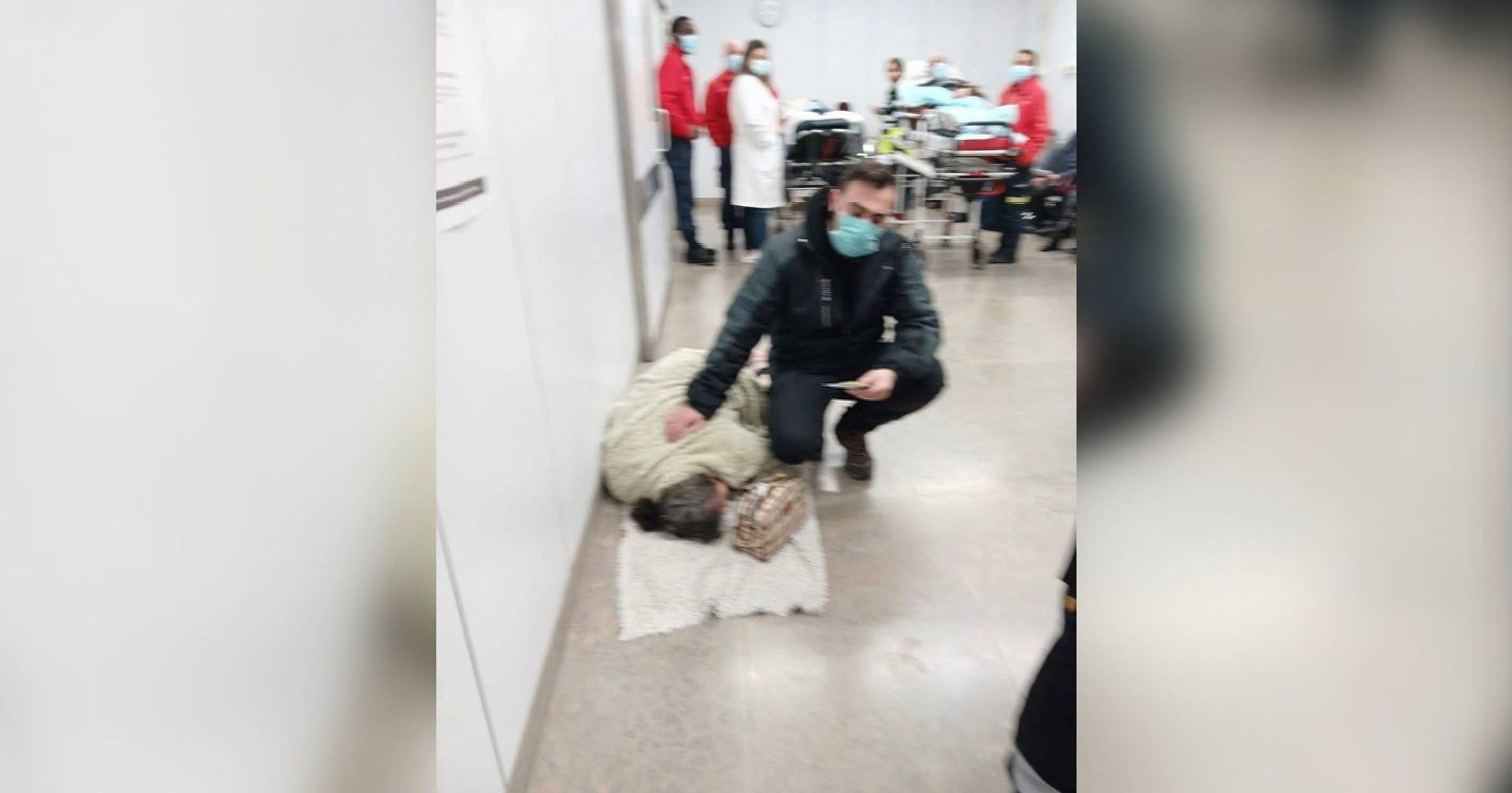 Doente oncológica em fase terminal deitada no chão das urgências do Hospital de Coimbra por falta de macas