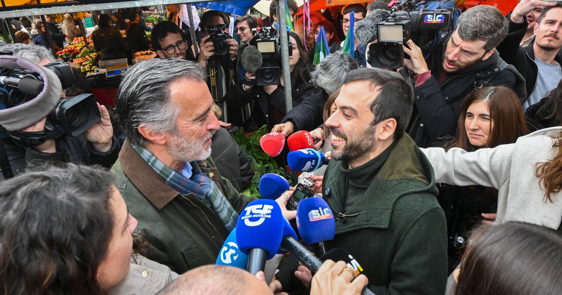 “Vais até ao fim?”: Cotrim e Jorge Pinto cruzam-se no Oeste com “simpatia”, trocas de “ideias” e apelos ao voto