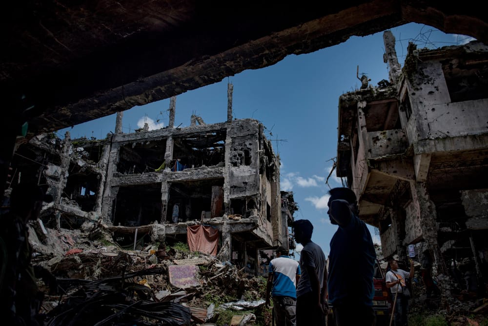 Residentes de Marawi regressam às suas casas no que costumava ser a principal área de batalha durante a guerra, a 10 de maio de 2018, em Marawi, Filipinas (Jes Aznar/Getty Images)