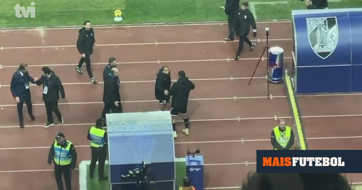 Nélson Oliveira é expulso e provoca os adeptos rivais - Maisfutebol