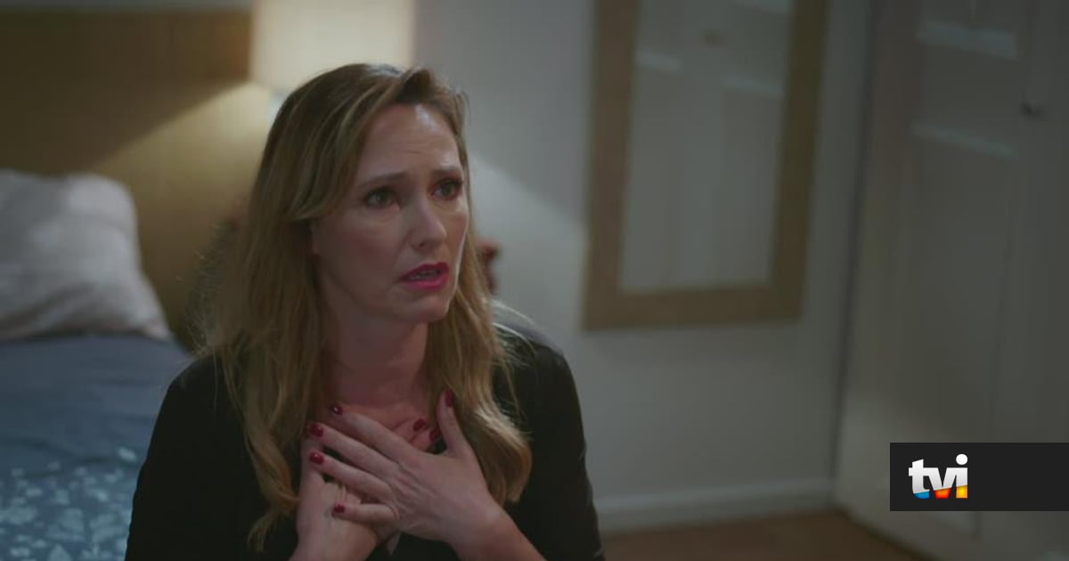 Clarice repreende a filha: «Tu estás a assustar-me, Mónica. Estás louca» - Novelas