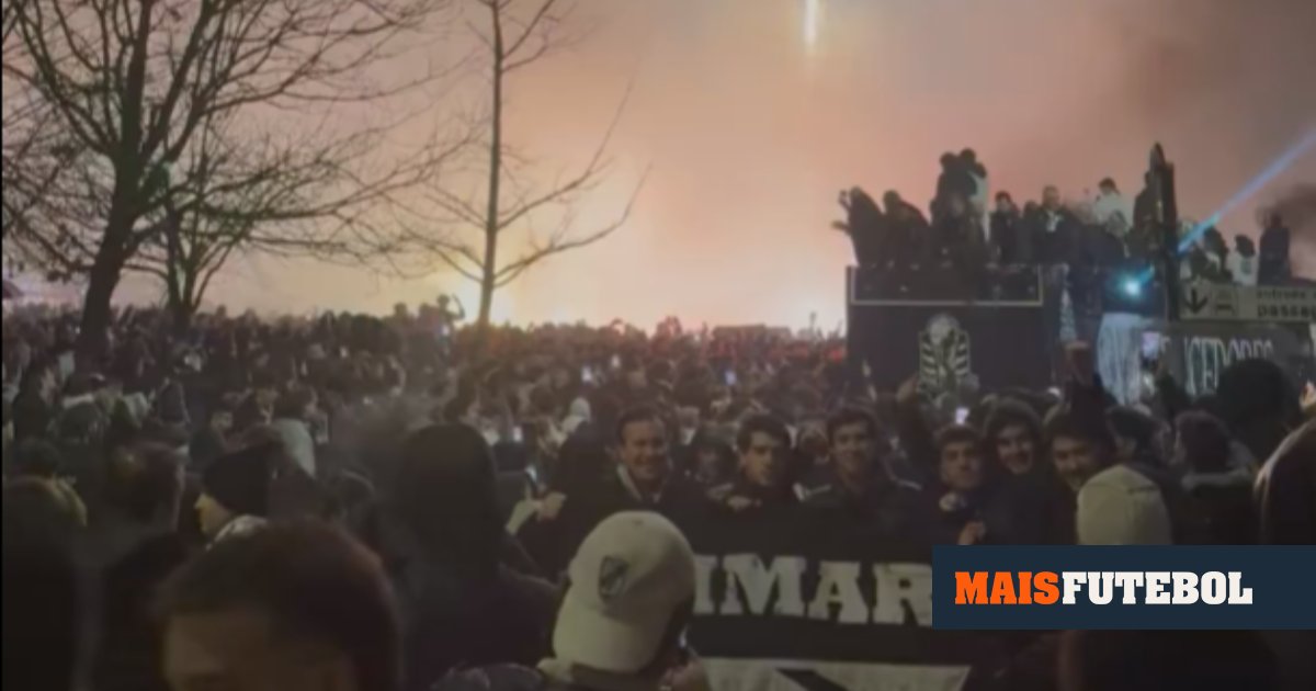 VÍDEO: milhares de adeptos recebem equipa do Vitória já de madrugada