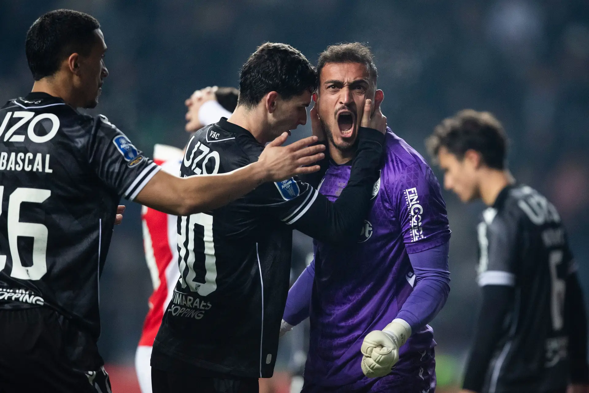 O guarda-redes do Vitória de Guimarães, Charles Silva (C), reage após defender uma grande penalidade do Sporting de Braga durante o jogo da final da Taça da Liga portuguesa, disputado entre o Vitória de Guimarães e o Sport de Braga, em Leiria, Portugal, 10 de janeiro de 2026. 
