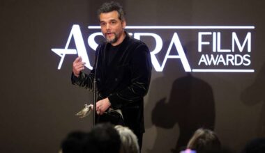 Wagner Moura recebe prêmio e comemora reconhecimento de ‘O Agente Secreto’ - Verso