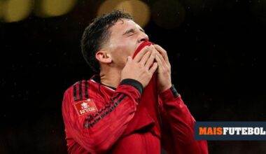 VÍDEO: Old Trafford aplaude jovem do Man. United expulso por protestos