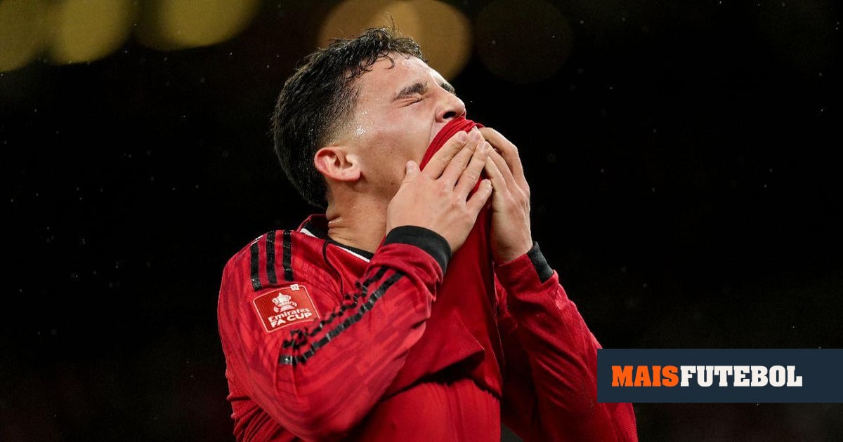 VÍDEO: Old Trafford aplaude jovem do Man. United expulso por protestos