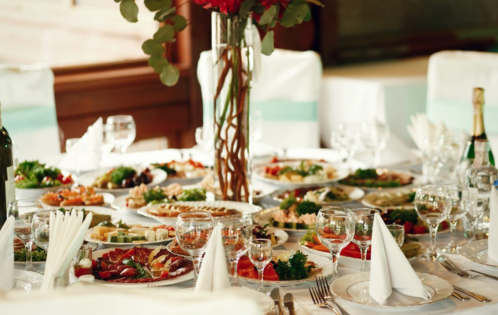 Canetas emagrecedoras em eventos sociais: riscos de náusea e refluxo