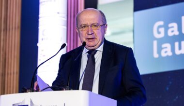 Comissário europeu da Defesa defende criação de força militar europeia permanente de 100 mil soldados