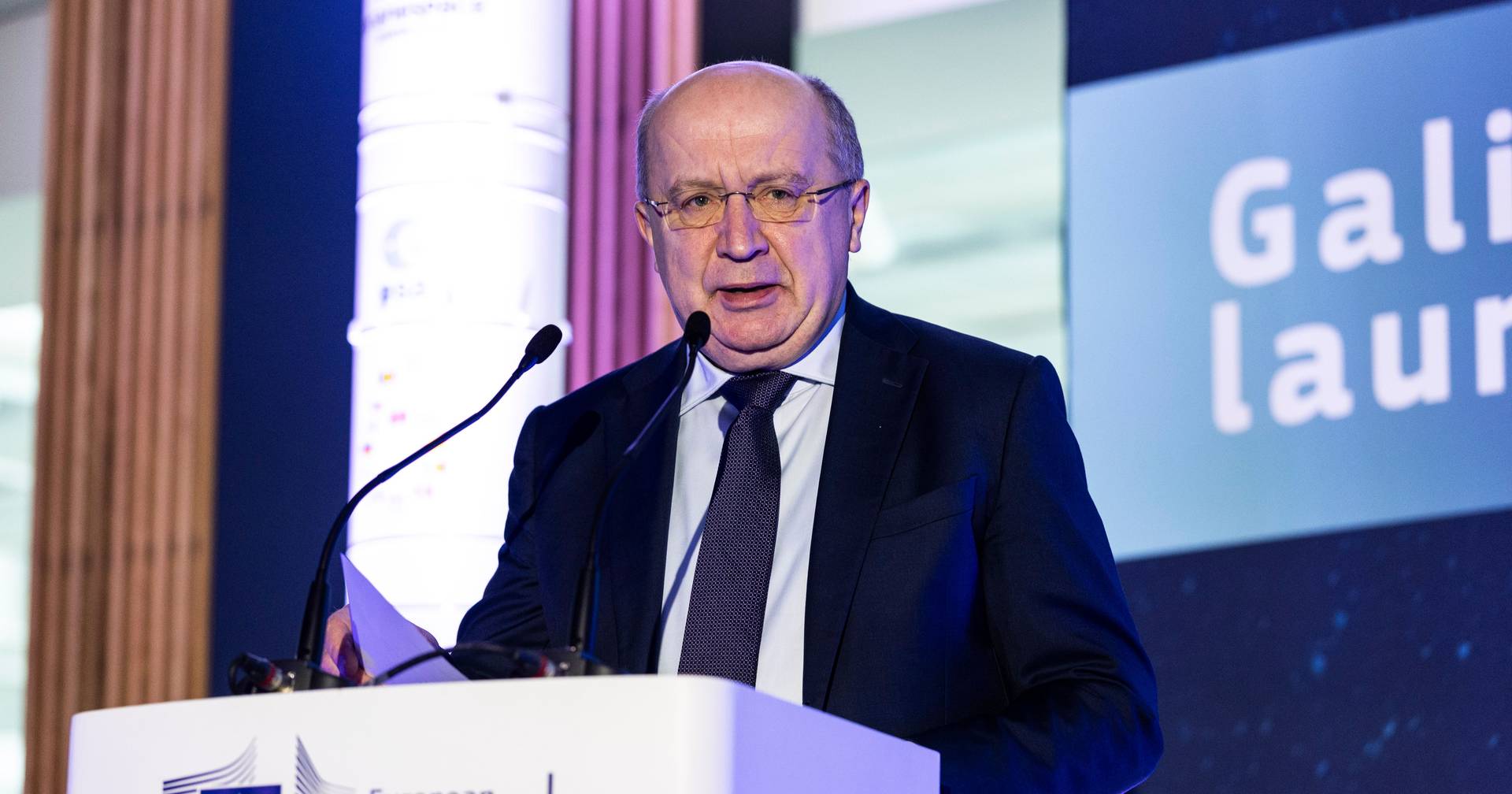 Comissário europeu da Defesa defende criação de força militar europeia permanente de 100 mil soldados