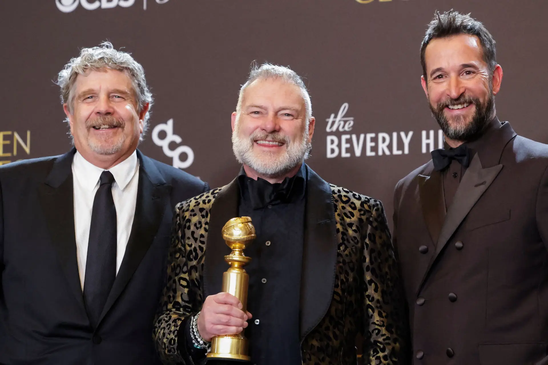 John Wells, R. Scott Gemmill e Noah Wyle com o globo por "The Pitt"