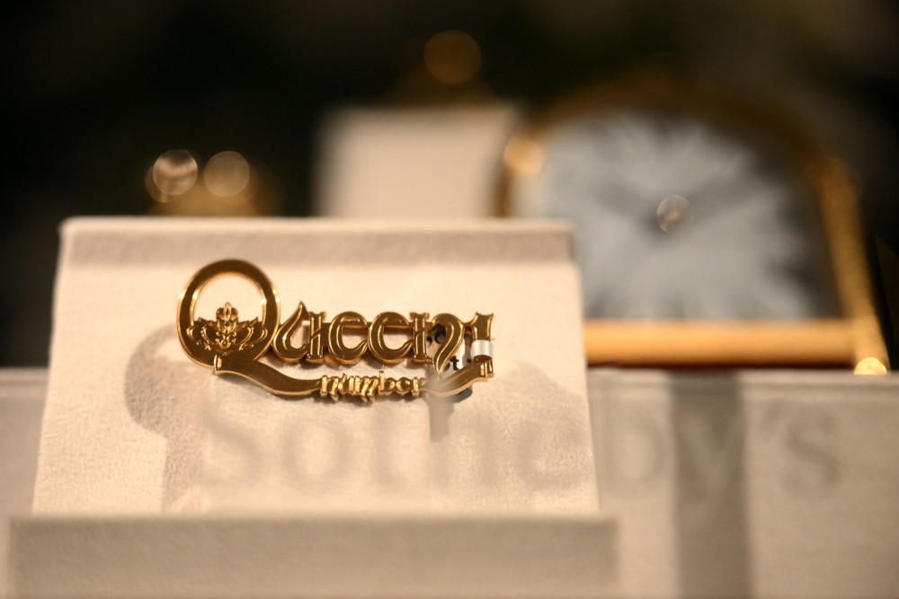 O broche de ouro Cartier 'Queen Number 1' de Freddie Mercury — Foto: Daniel LEAL / AFP