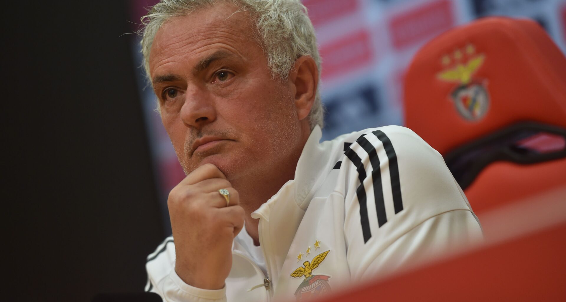 Sem Otamendi, Mourinho revela planos para a defesa do Benfica