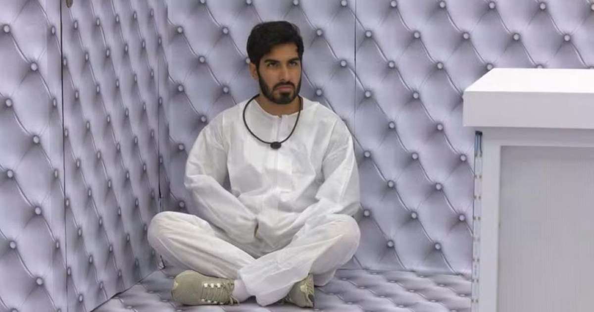 BBB26: Ricardinho aperta o botão e desiste do Quarto Branco: 'Quero meu celular'