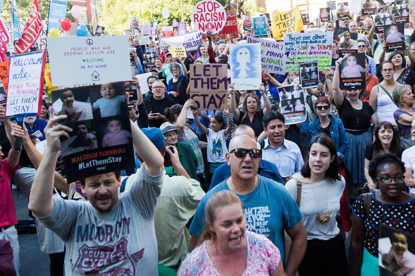 Manifestantes em Melbourne protestam contra a detenção de refugiados em Nauru, a 8 de fevereiro de 2016