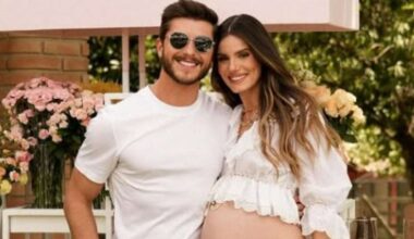 Camila Queiroz e Klebber Toledo celebram um mês da filha Clara e se declaram: 'Amor inexplicável'