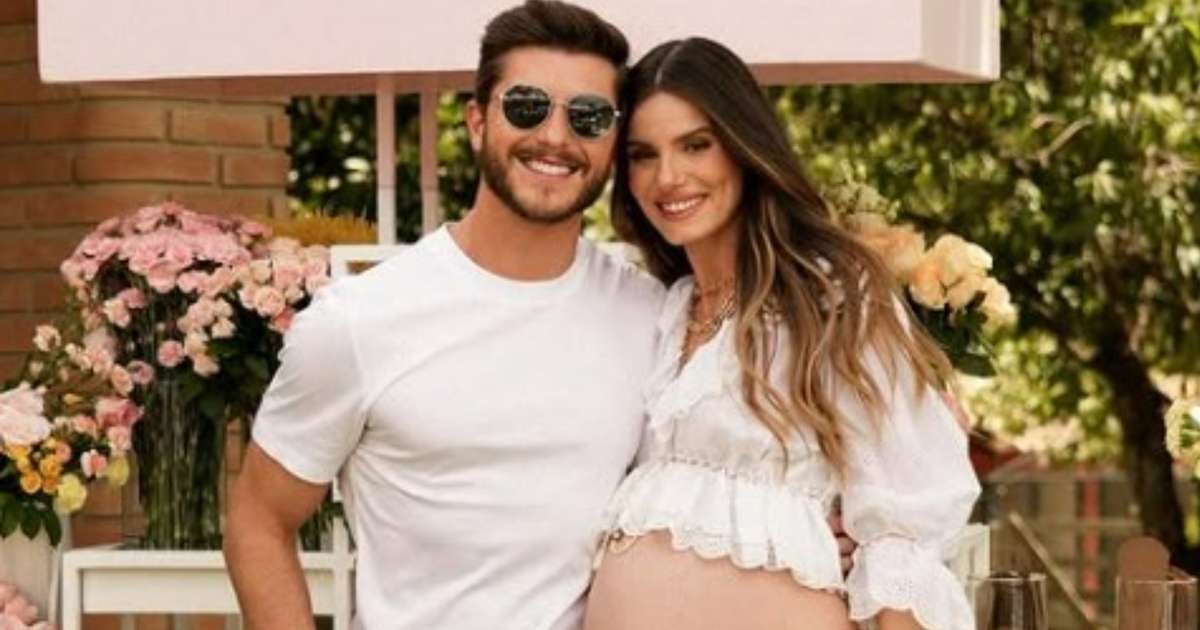 Camila Queiroz e Klebber Toledo celebram um mês da filha Clara e se declaram: 'Amor inexplicável'