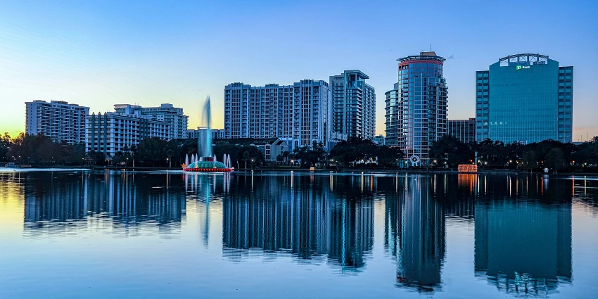 Orlando, nos EUA, brilha devido aos seus parques de diversão 