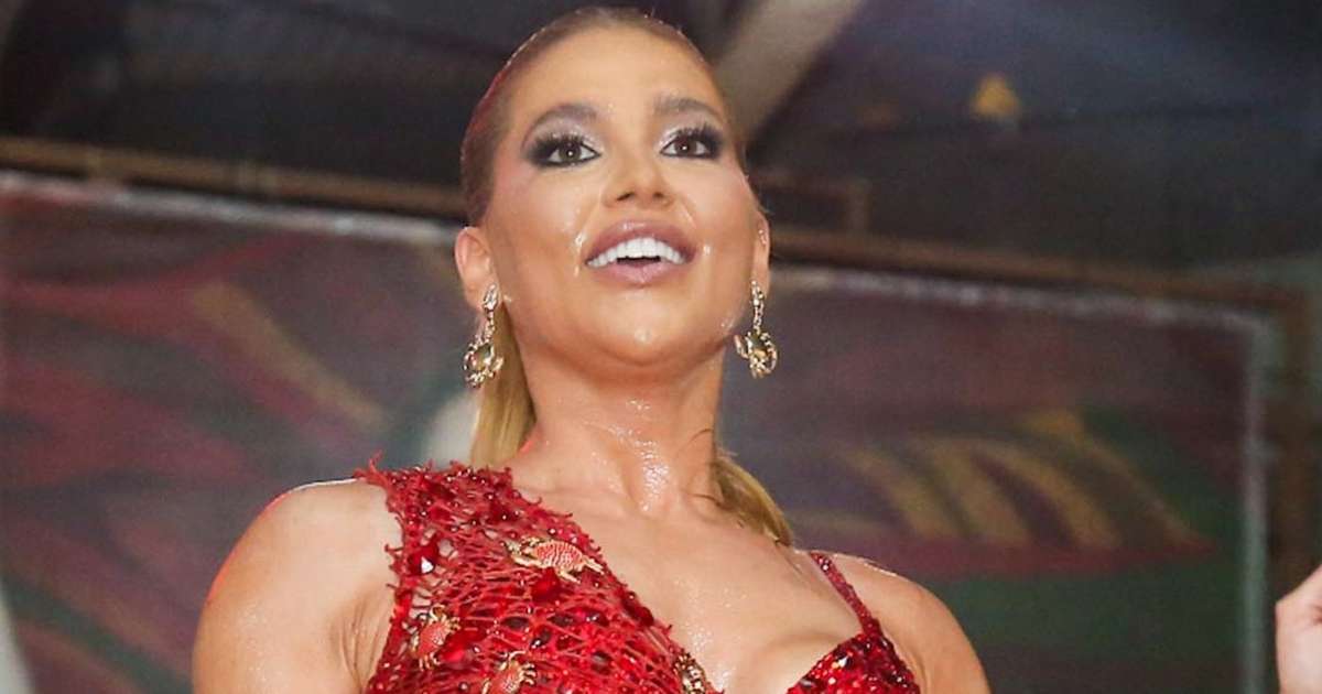 Virgínia voltou! Com look de crochê, namorada de Vini Jr. vai pela 1ª vez no ano a ensaio do carnaval 2026 da Grande Rio. Fotos