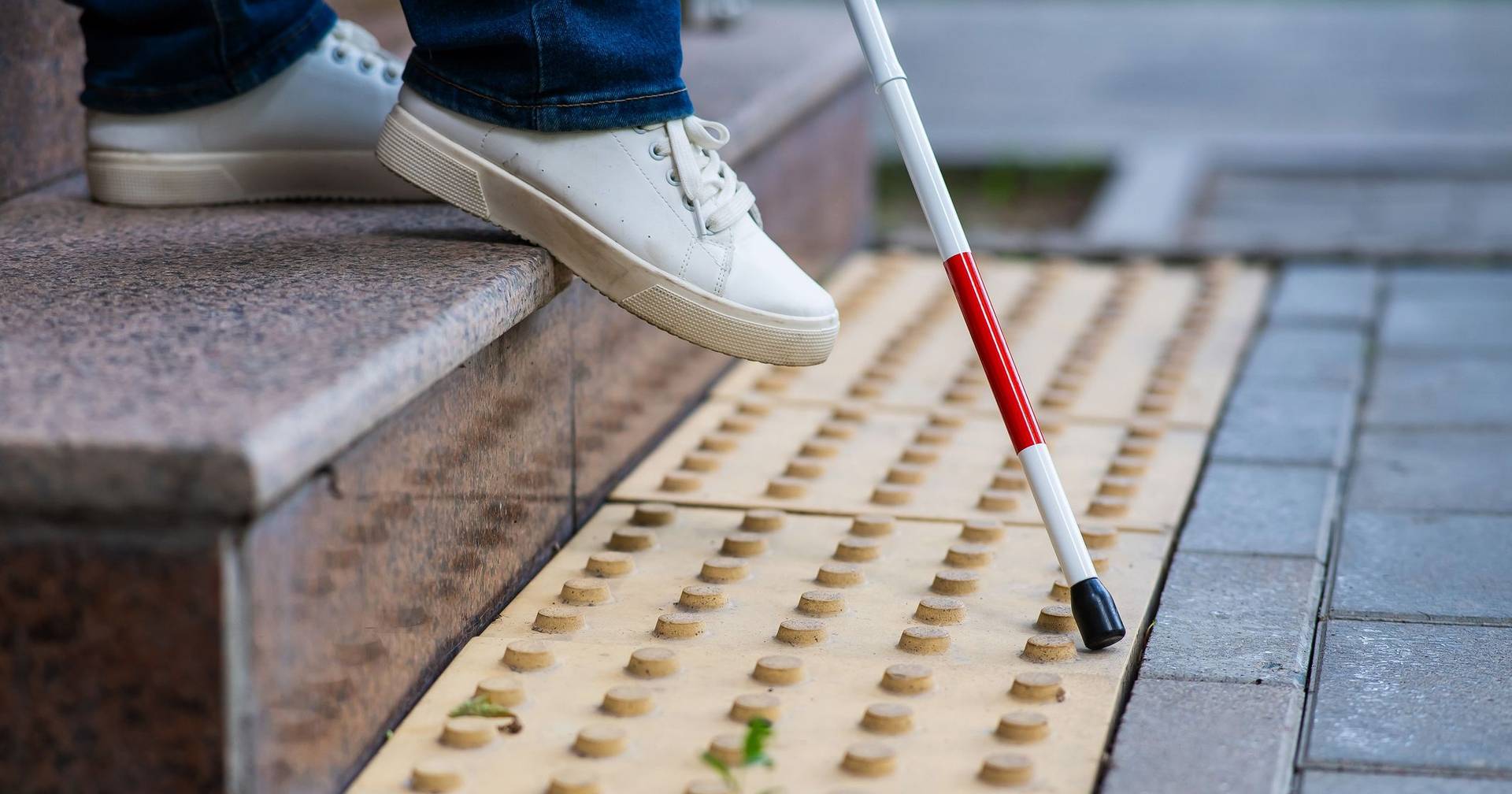 Cego acumula dívida de 70 mil euros por não conseguir ler cartas da autarquia