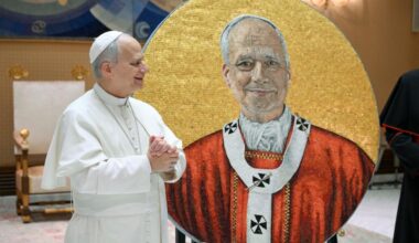 Apresentado ao Papa mosaico com o retrato para a Basílica de São Paulo Fora dos Muros