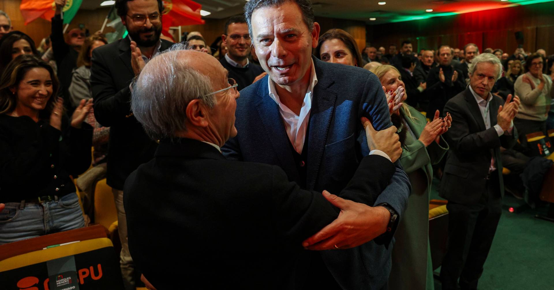 Nova sondagem e ajuda de Montenegro põem Mendes de volta na corrida